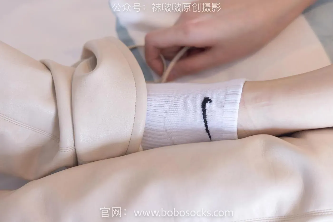 [BoBoSocks袜啵啵]NO.136 小甜豆-高跟长靴、白棉袜、裸足 [200P]插图6